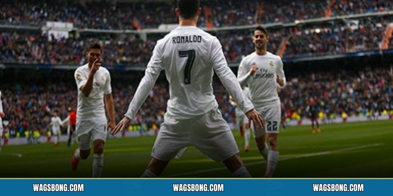 Ronaldo ăn mừng với cú xoay người đặc trưng